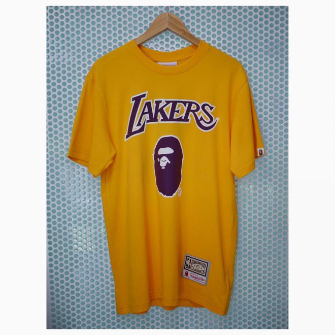 A BATHING APE® x MITCHELL & NESS LAKERS TEE YELLOW